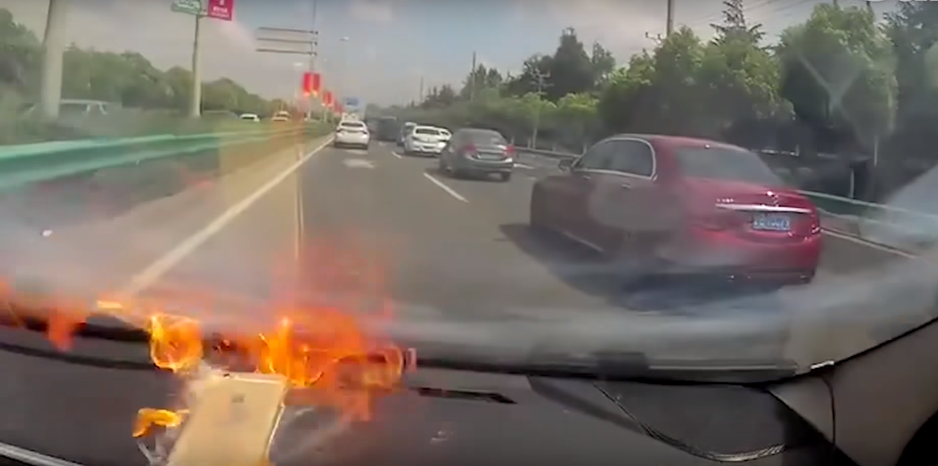 Az autópálya közepén, vezetés közben robbant fel egy nő iPhone-ja (Videó)
