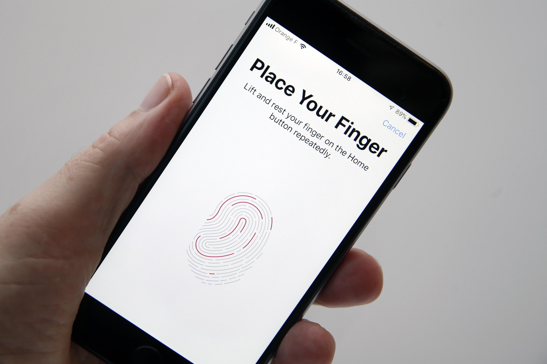 Forradalmasíthatja a kijelzőbe integrált ujjlenyomat-olvasást az Apple